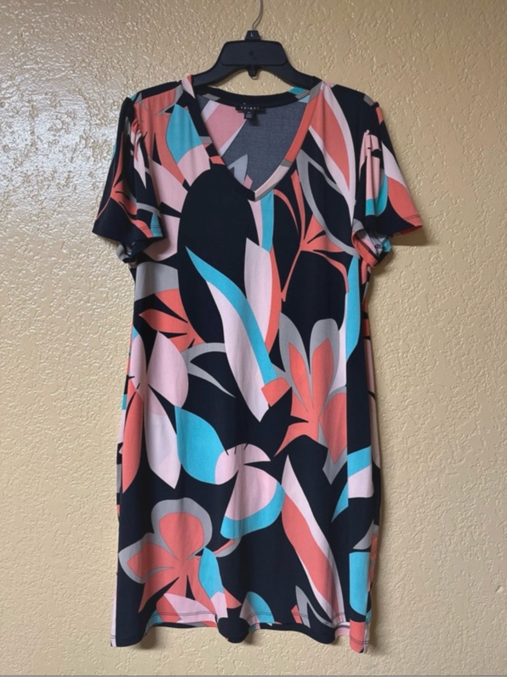 Short dress with V-neck from the Tribal brand, decorated with a striking abstrac - Picture 2 of 2